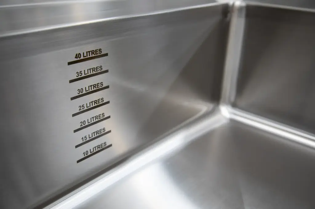 Sink Bowl Etching – Stainless Steel – Rectangular – Volume Marked in 10L Increments 